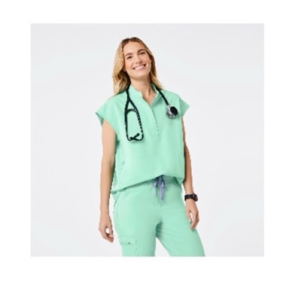Figs Women's Mariner Oversized Scrub Top - Green